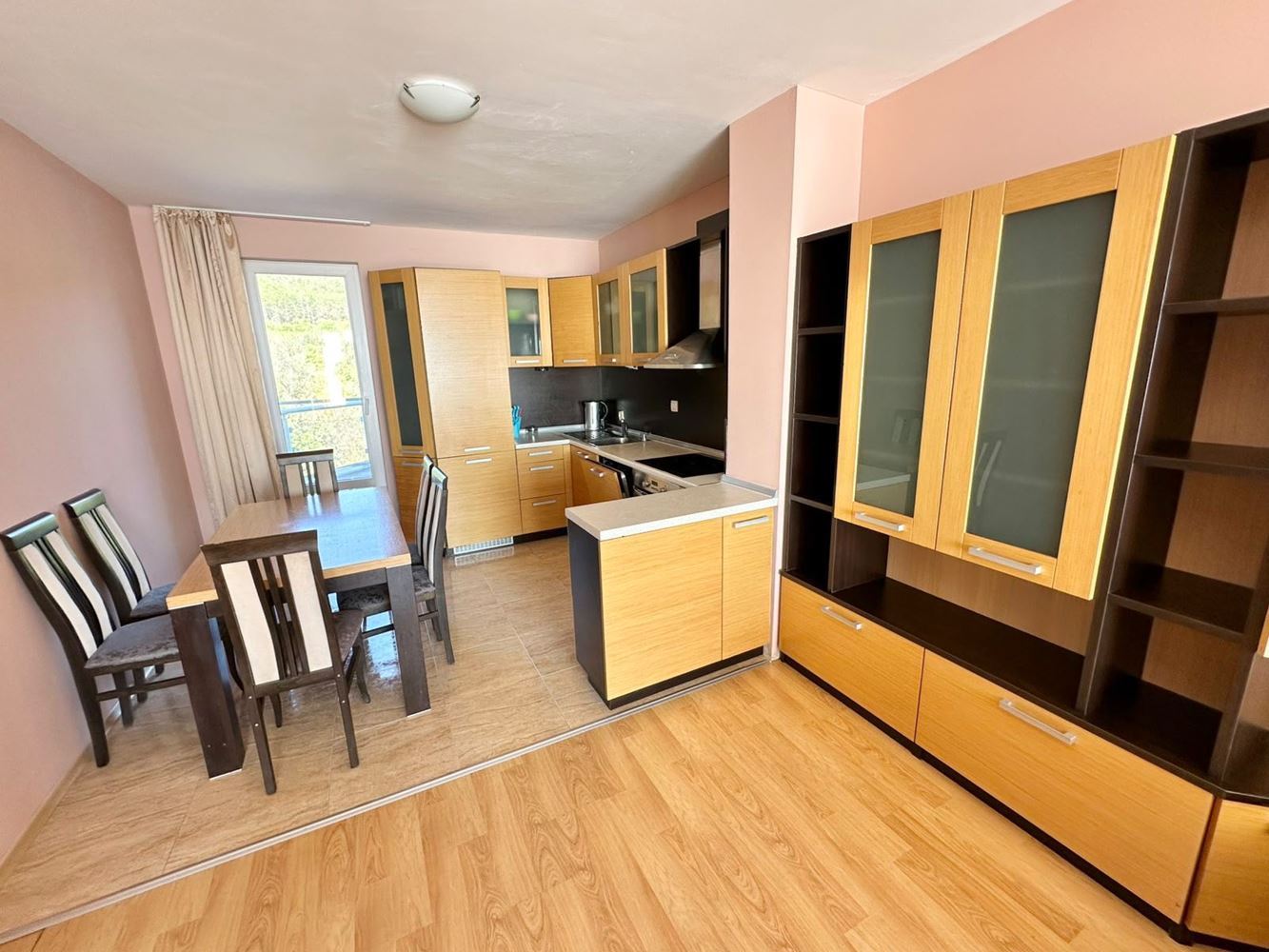Pierwsza linia brzegowa w Sveti Vlas – imponujący apartament dwupoziomowy z trzema sypialniami, panoramicznym widokiem i ogromnym tarasem