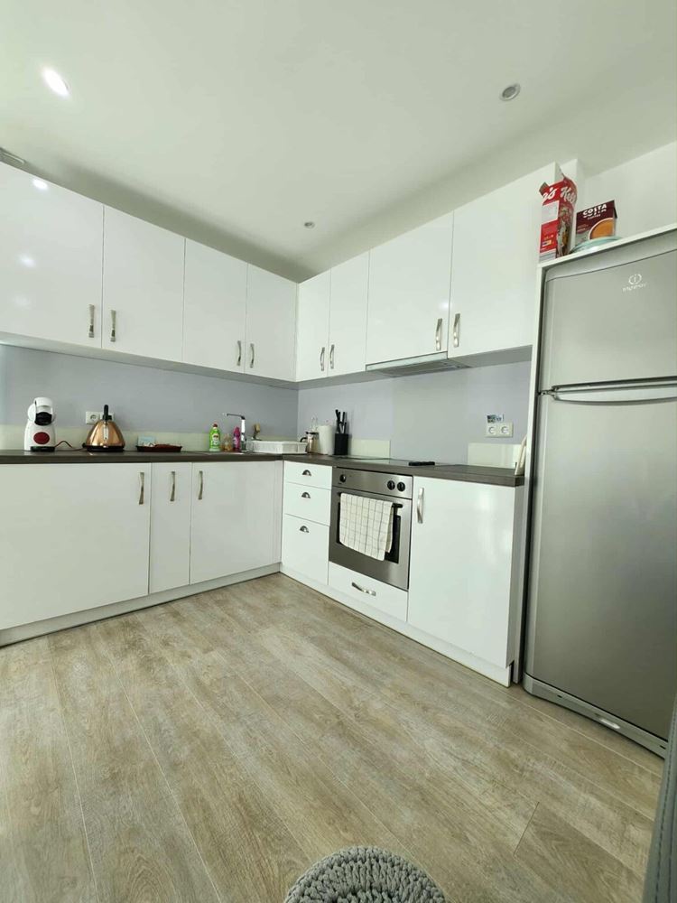 Apartament z dwiema sypialniami z widokiem na basen w Sveti Vlas – komfort, styl i doskonała lokalizacja