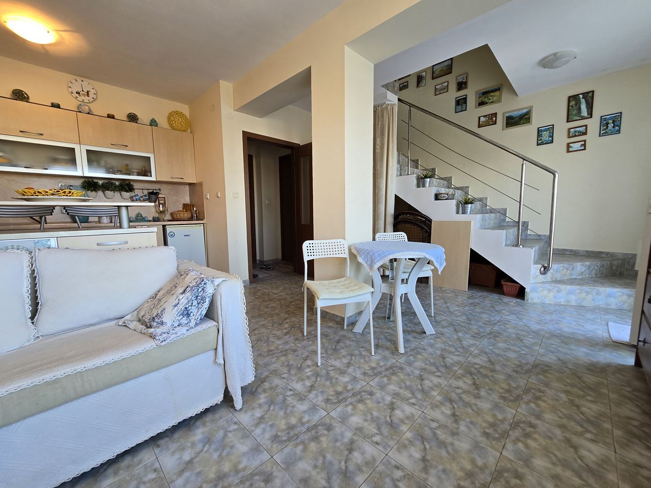 Dwupoziomowy apartament z pięknym widokiem na morze w Słonecznym Brzegu – doskonała lokalizacja zaledwie 200 metrów od plaży