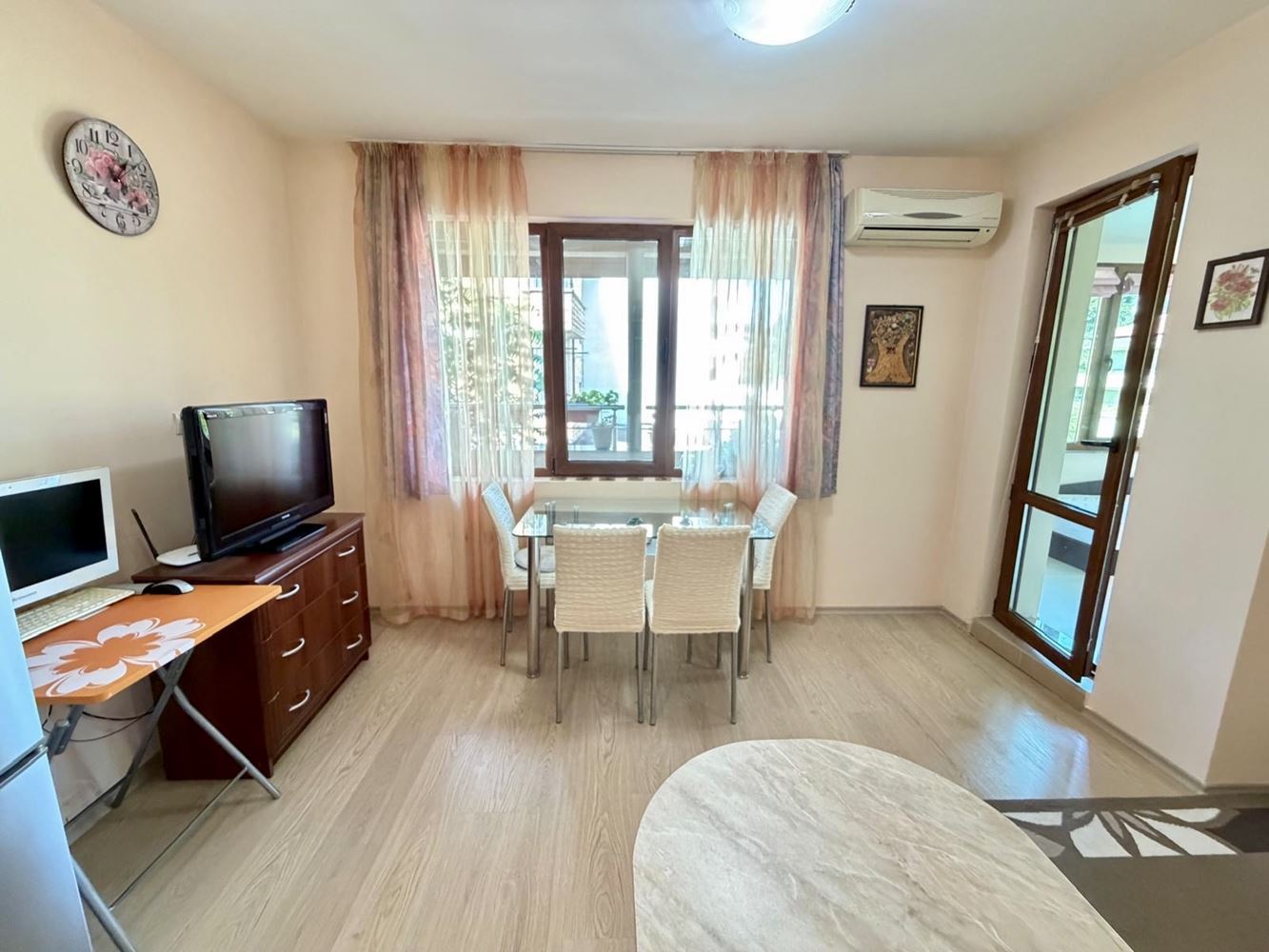 Sarafovo – przestronny apartament z jedną sypialnią, Aktem 16, minimalną opłatą za utrzymanie i pełnym umeblowaniem