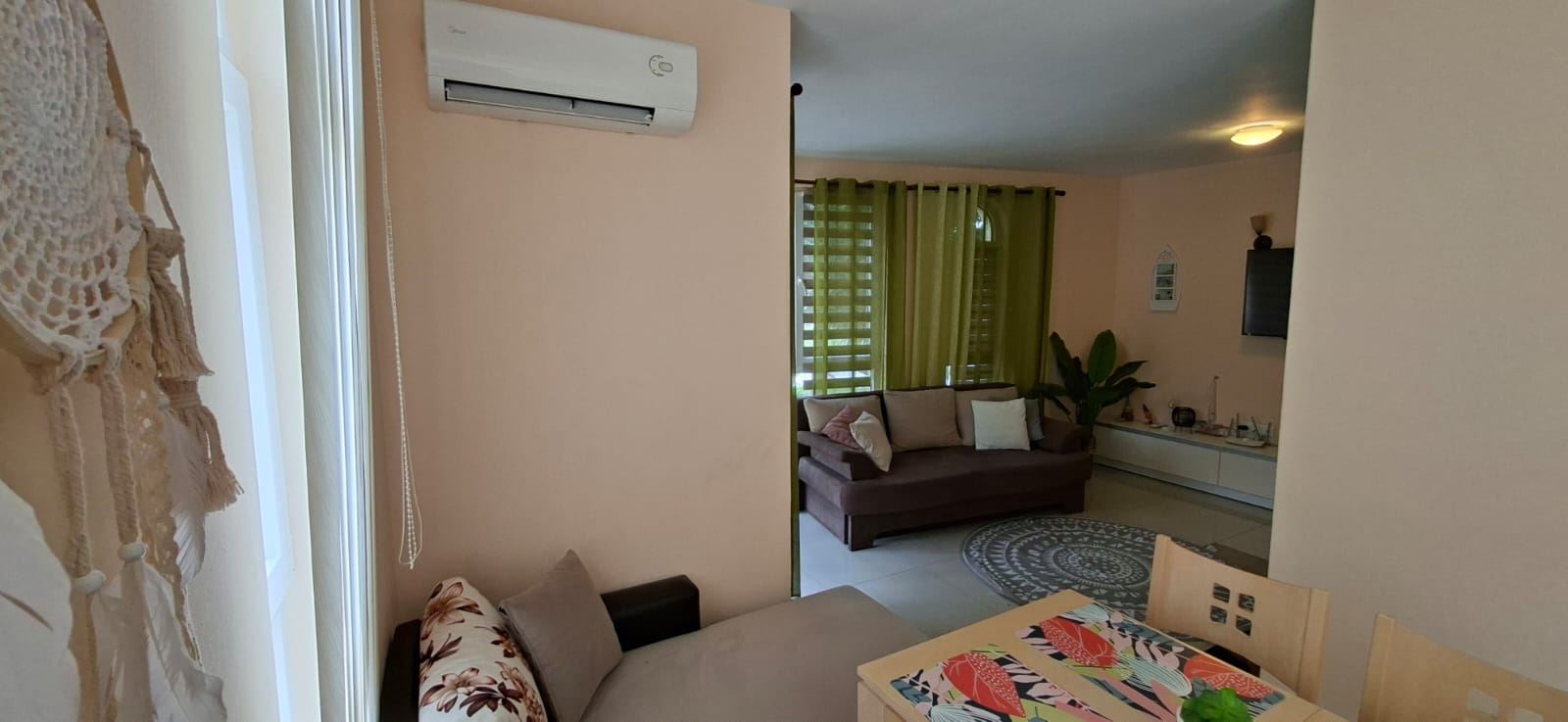 Komfort i funkcjonalność nad morzem – w pełni umeblowany apartament z jedną sypialnią w Świętym Własie