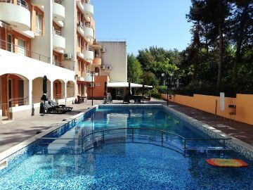 Przestronne i nowoczesne mieszkanie z jedną sypialnią z pełnym wyposażeniem w Pomorie