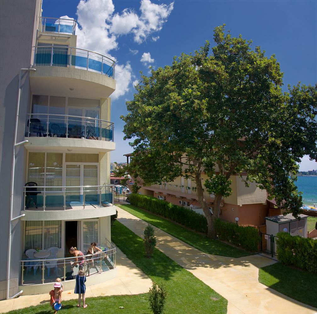 Słoneczne i przestronne studio z widokiem na morze w Rawdzie – 100 m od plaży, w zadbanym kompleksie z basenem i zielenią