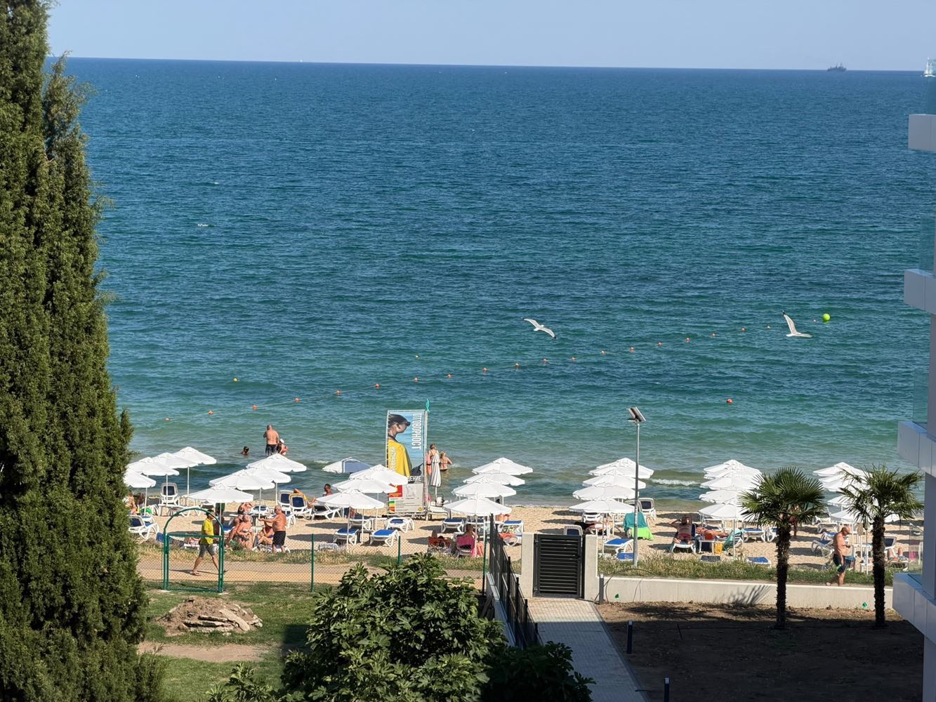 Mieszkanie z jedną sypialnią z bezpośrednim panoramicznym widokiem na morze w Rawdzie – najwyższy komfort i spektakularne widoki z każdego pokoju