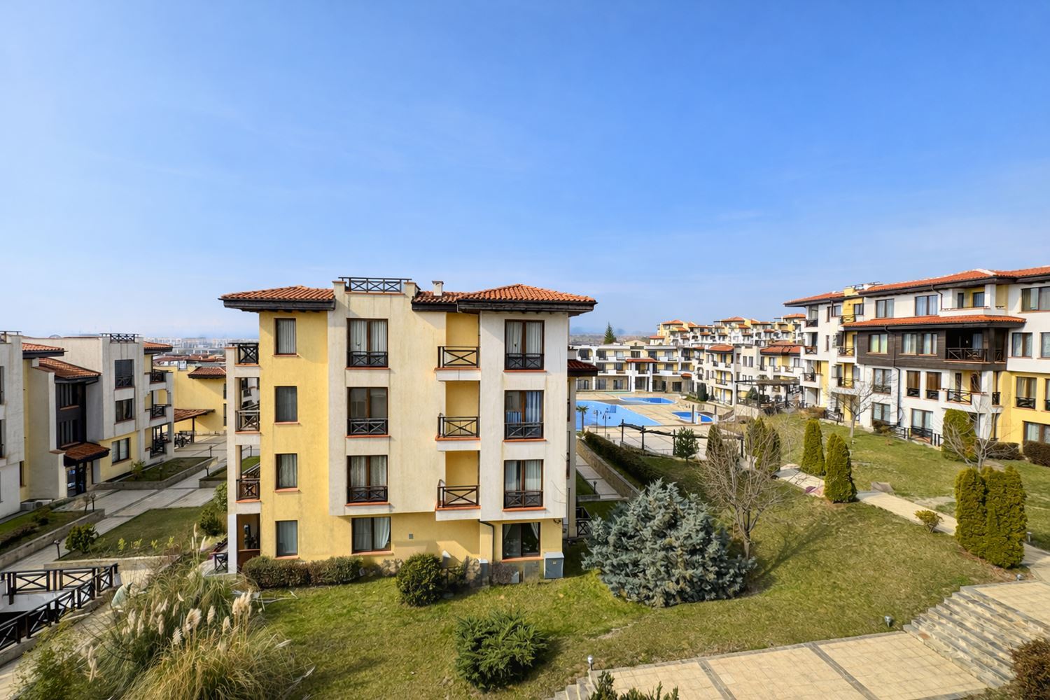 Apartament trzypokojowy z widokiem na morze i prywatną plażą w prestiżowym kompleksie w Czernomorcu