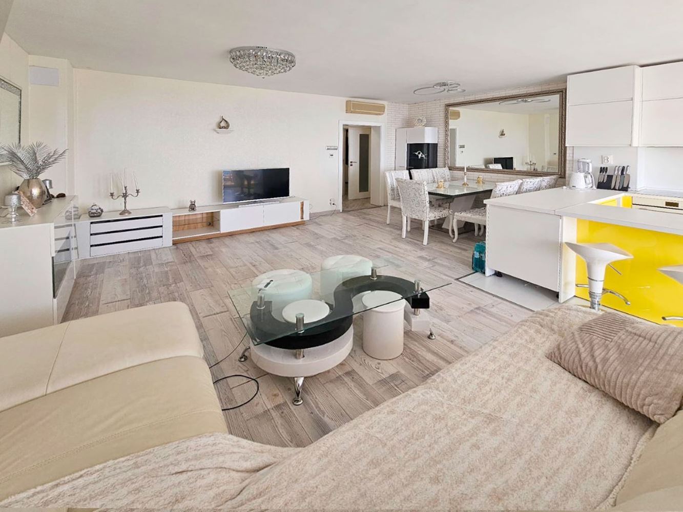 Luksusowy apartament trzypokojowy z widokiem na morze na pierwszej linii w Rawdzie – 114 m², dwa tarasy i pełen komfort