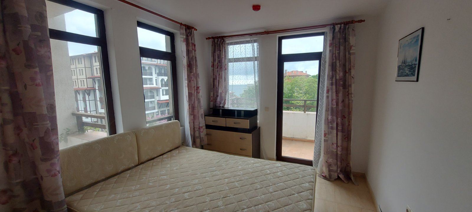  Przestronny apartament z panoramą morza w Sveti Vlas – komfort, zieleń i prestiżowa lokalizacja