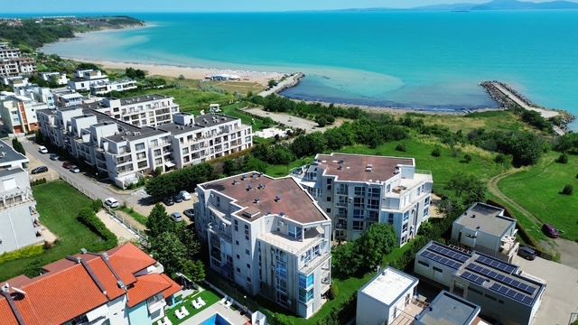 Dwupokojowe mieszkanie w pierwszej linii w Sarafowie – komfort, styl i morska atmosfera w kompleksie