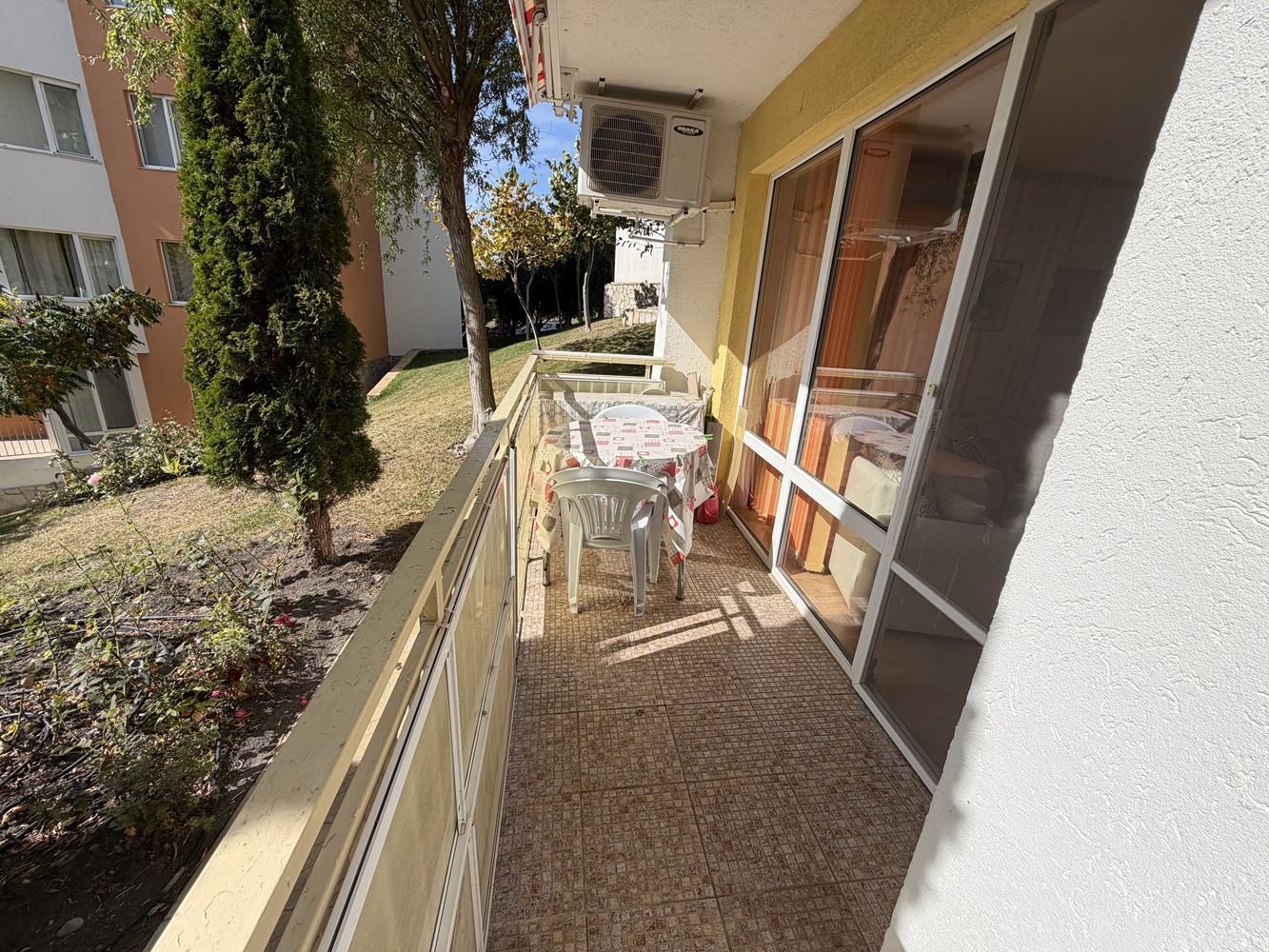 Apartament z jedną sypialnią, przestronnym tarasem i widokiem na morze w Sveti Vlas – 300 metrów od plaży