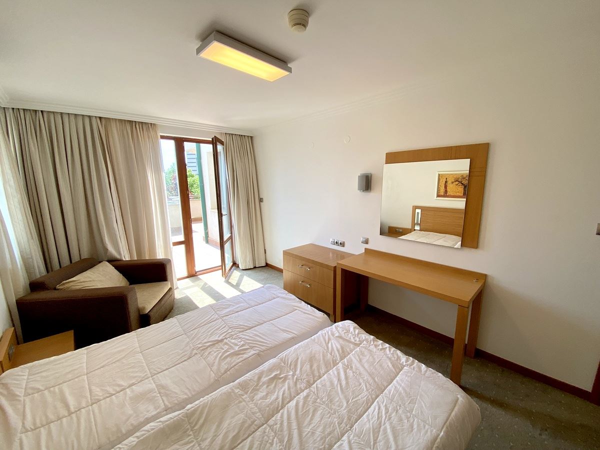 Mieszkanie dwupokojowe (z jedną sypialnią) w pierwszej linii morza w Ravda – luksus, natura i widok na basen