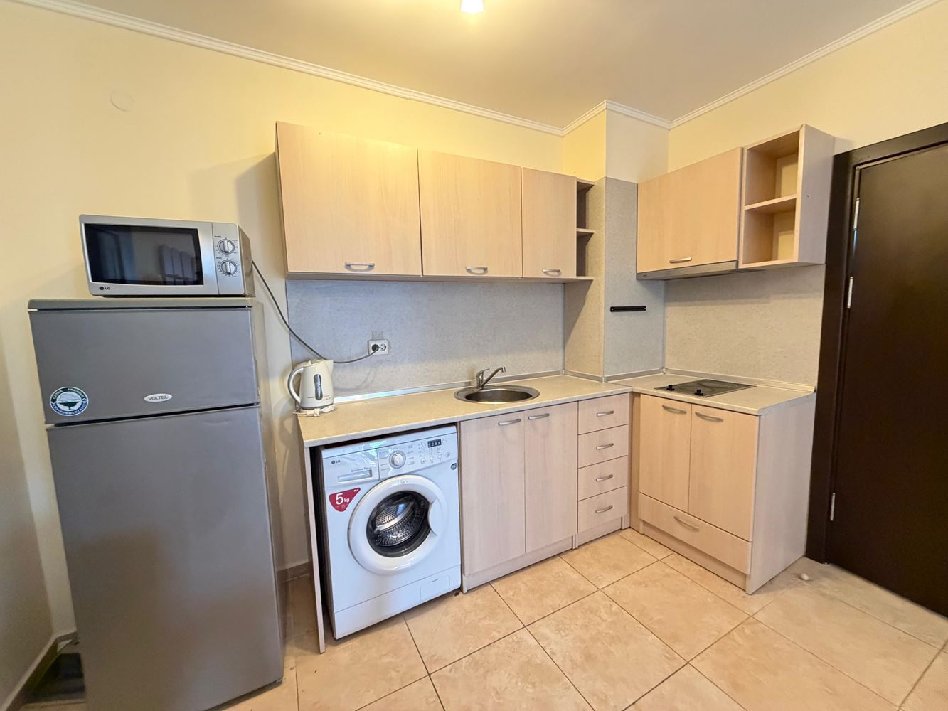 Apartament z dwiema sypialniami i widokiem na basen w Nesebyrze – przestrzeń, komfort i doskonała lokalizacja zaledwie 300 metrów od morza