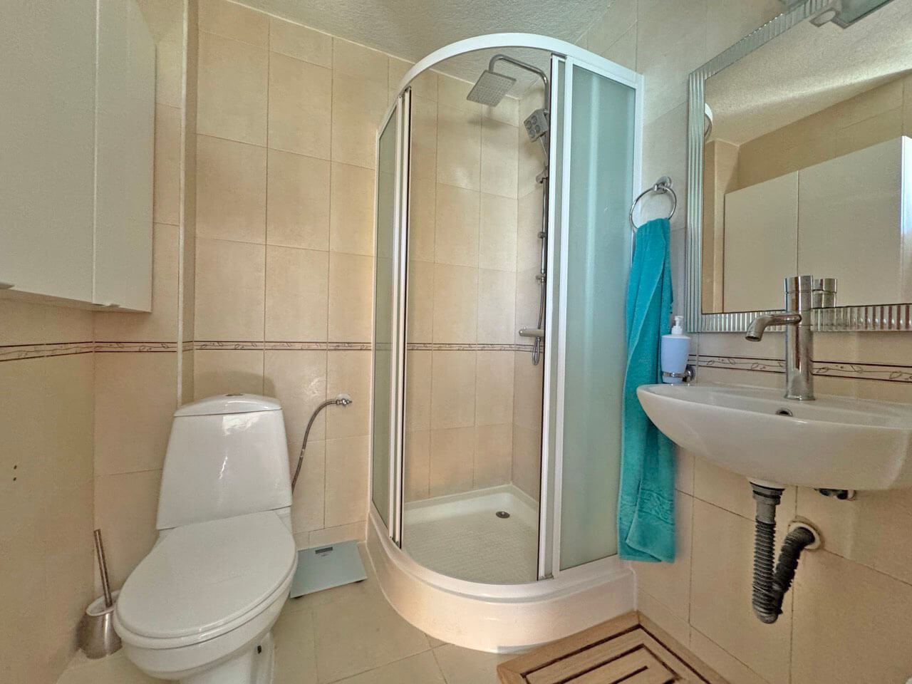 Przestronny apartament z dwiema sypialniami z panoramicznym widokiem na morze i góry – komfort, styl i spokój wśród natury
