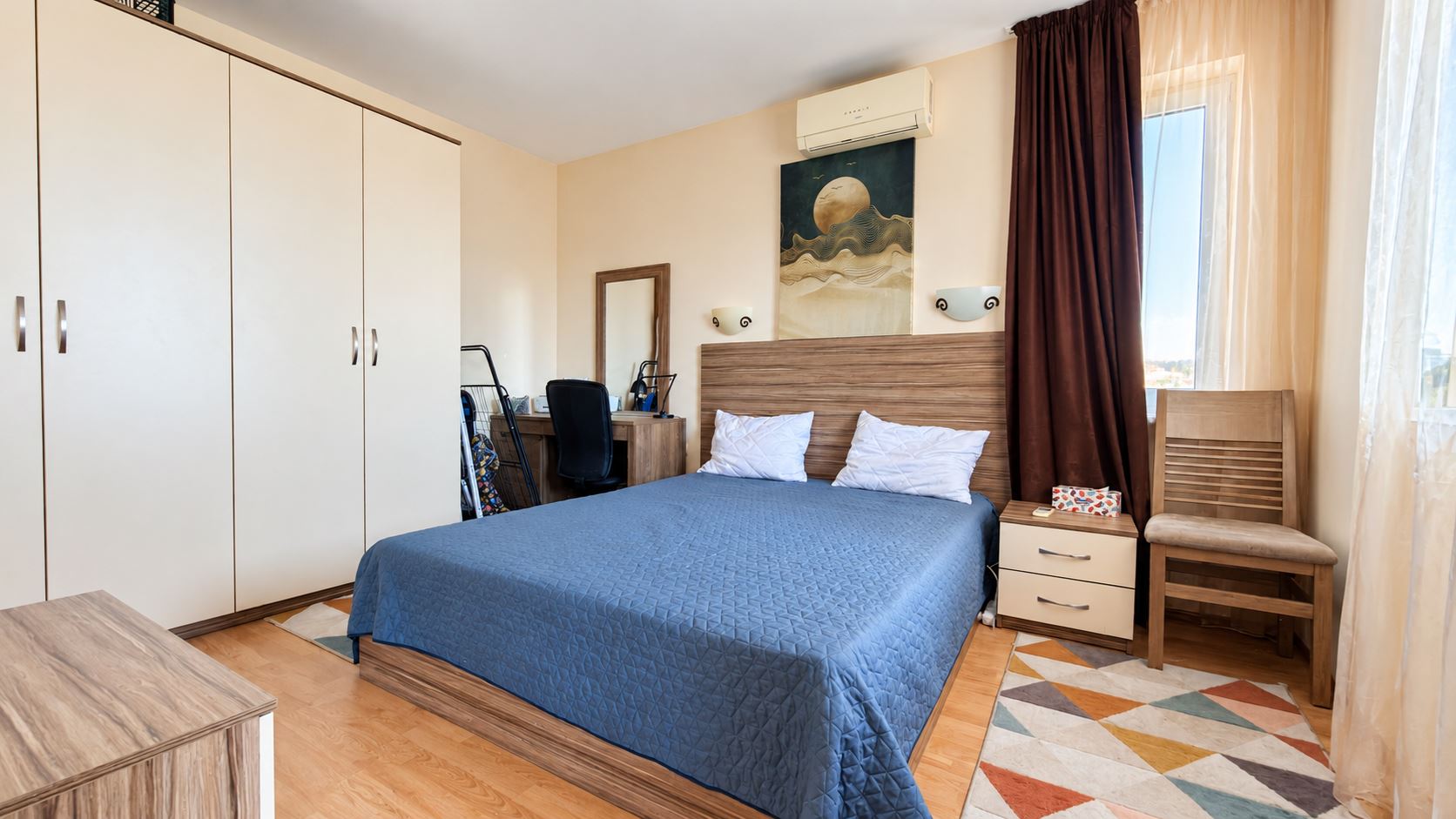 Przytulny, niewielki apartament z jedną sypialnią w kompleksie z basenem i całodobową ochroną