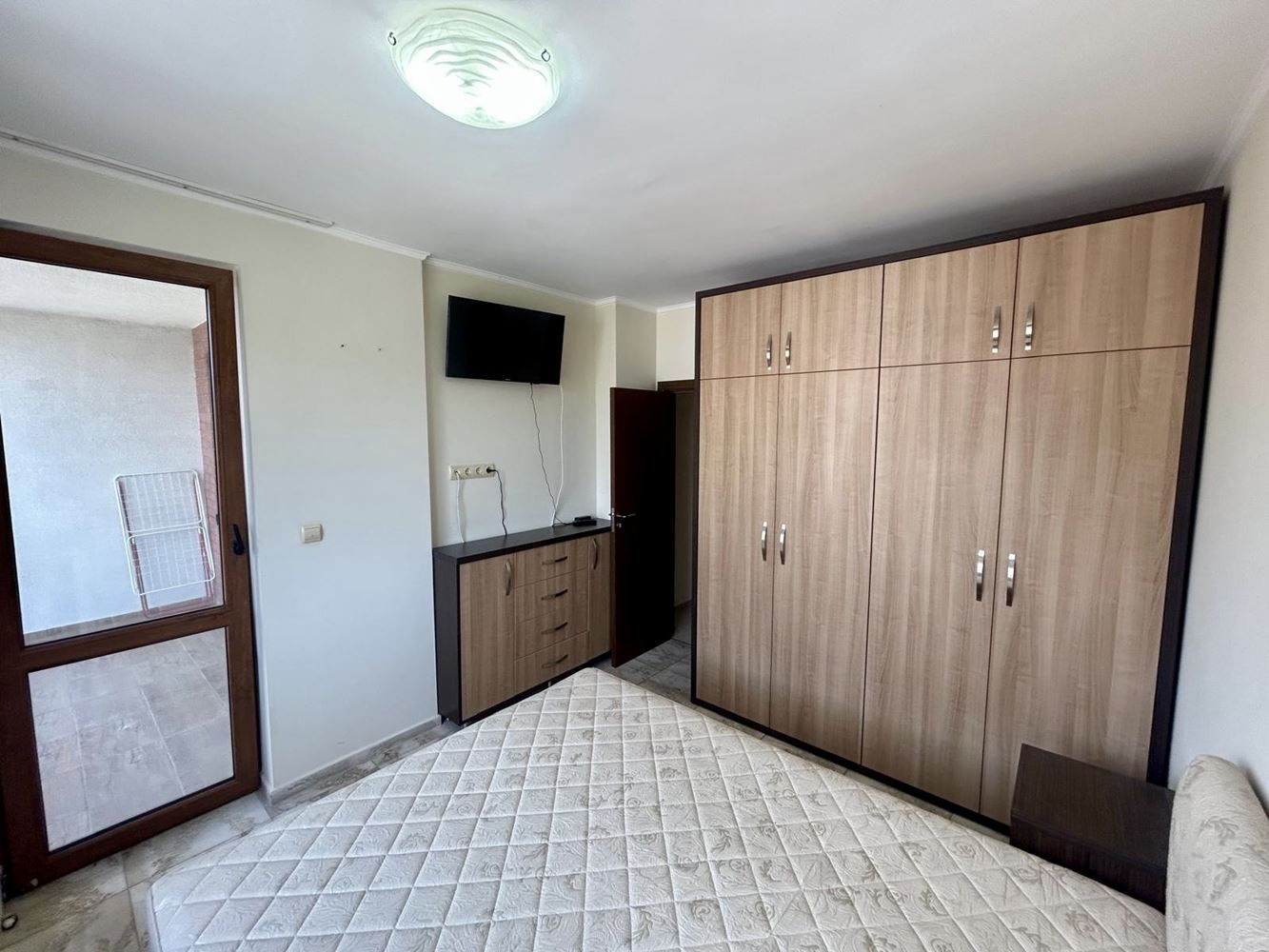 Przestronny apartament z dwiema sypialniami w Nesebyrze – dwa tarasy i możliwość wydzielenia trzeciej sypialni