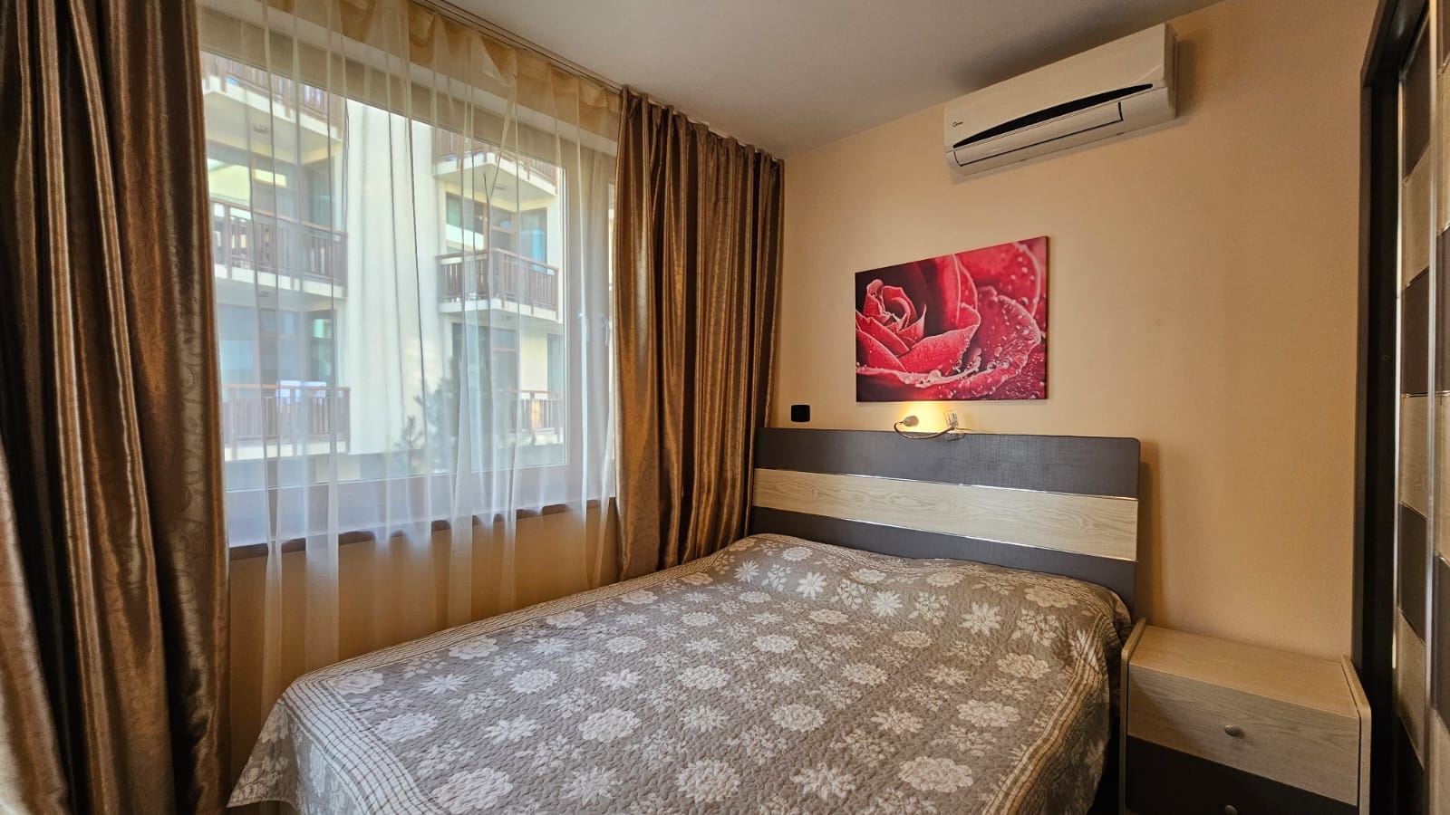 Przytulny i stylowo umeblowany apartament z jedną sypialnią i częściowym widokiem na morze
