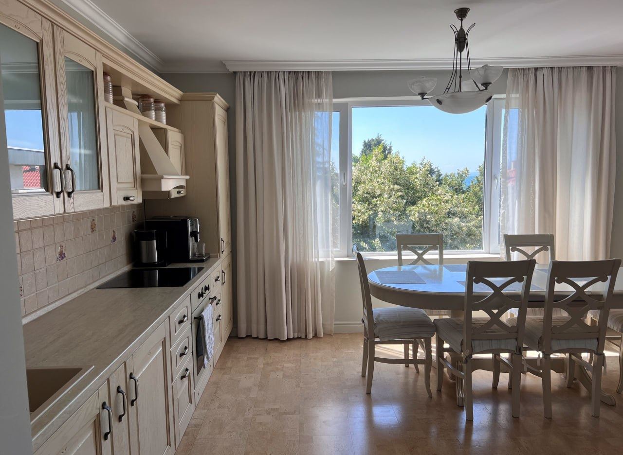 Przestronny apartament z trzema sypialniami i panoramicznym widokiem na morze, tylko 50 metrów od plaży – niska opłata za utrzymanie!