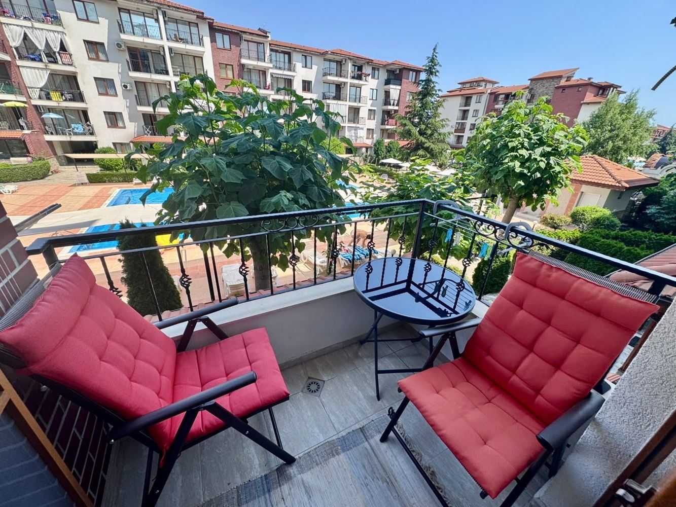 Komfortowy apartament z jedną sypialnią, przestronnym tarasem i widokiem na basen w luksusowym kompleksie w Nesebyrze