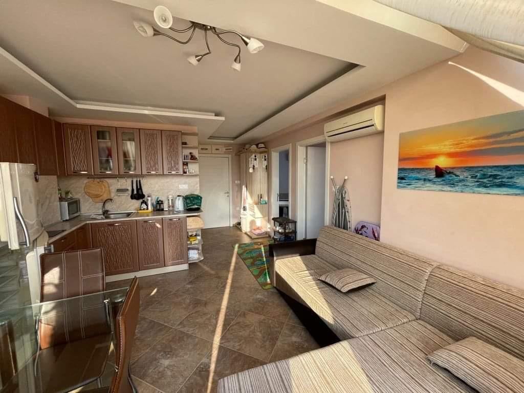 Panoramiczne mieszkanie z dwiema sypialniami z widokiem na morze w Rawdzie – światło, przestrzeń i niska opłata za utrzymanie