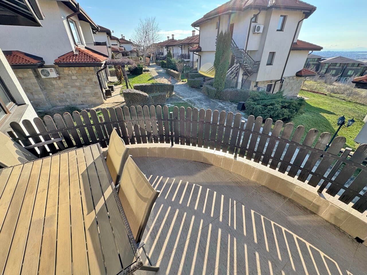 Przestronny apartament z dwiema sypialniami z panoramicznym widokiem na morze i góry – komfort, styl i spokój wśród natury