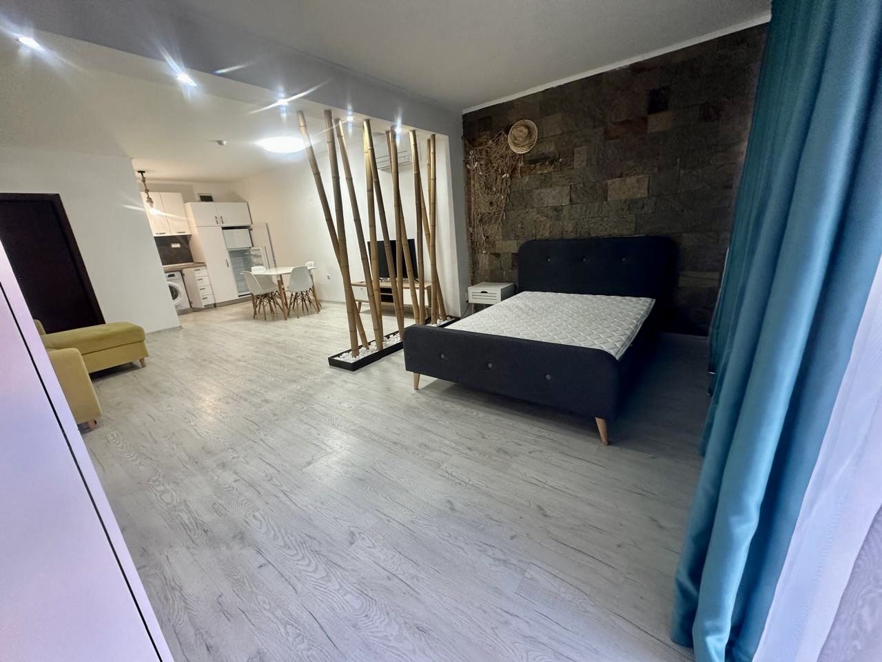 Przestronne studio na parterze z tarasem i możliwością przerobienia na mieszkanie z jedną sypialnią – tylko 300 m od morza