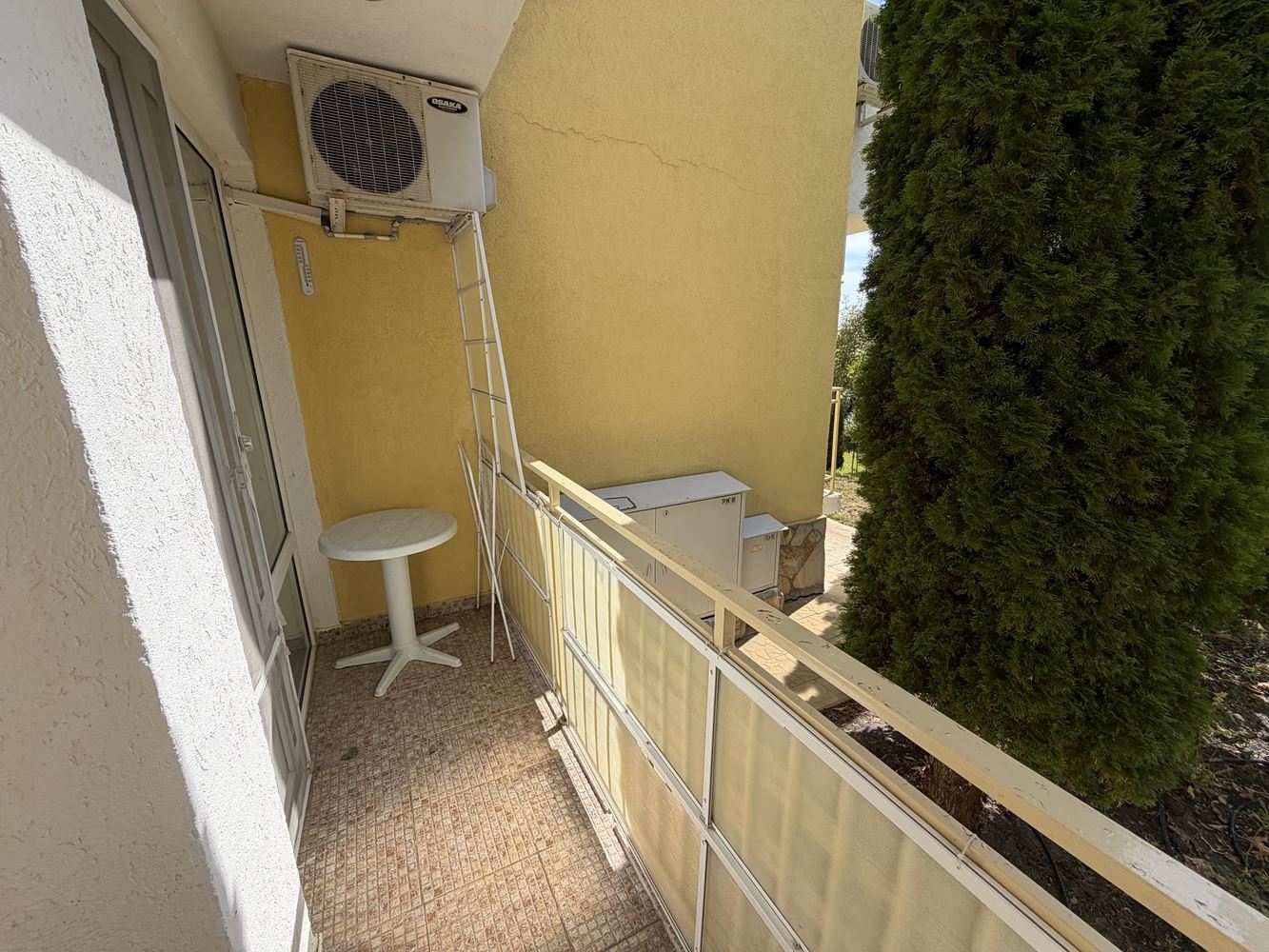 Apartament z jedną sypialnią, przestronnym tarasem i widokiem na morze w Sveti Vlas – 300 metrów od plaży