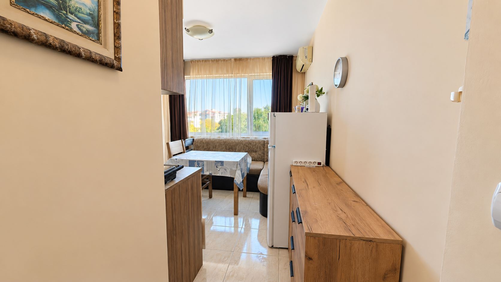 Przytulny, niewielki apartament z jedną sypialnią w kompleksie z basenem i całodobową ochroną