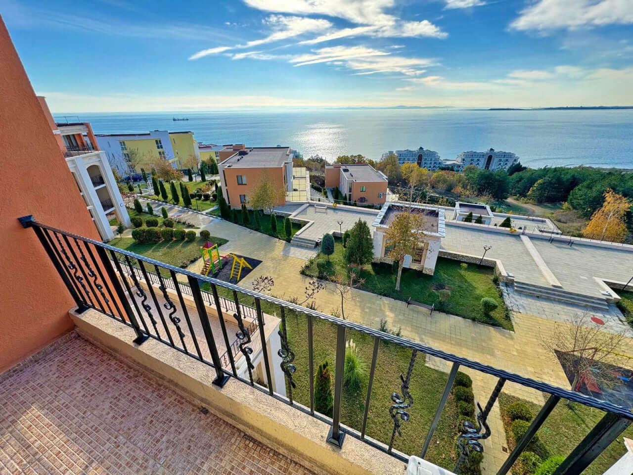 Przestronny apartament z dwiema sypialniami z panoramicznym widokiem na morze i góry – gotowy do zamieszkania