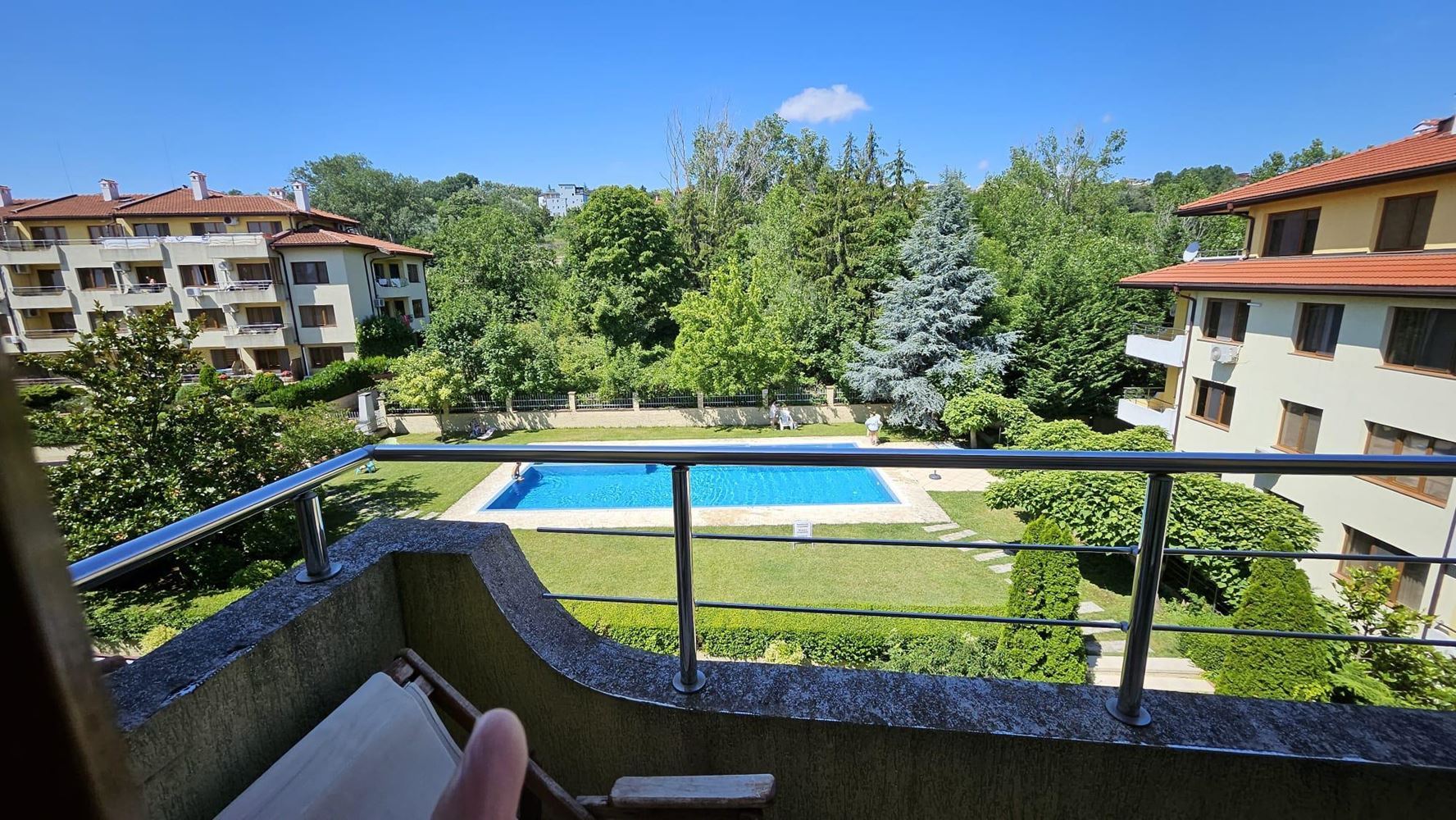 Morska panorama i komfort zaledwie 100 metrów od plaży! Umeblowany apartament z jedną sypialnią w kompleksie w Białej
