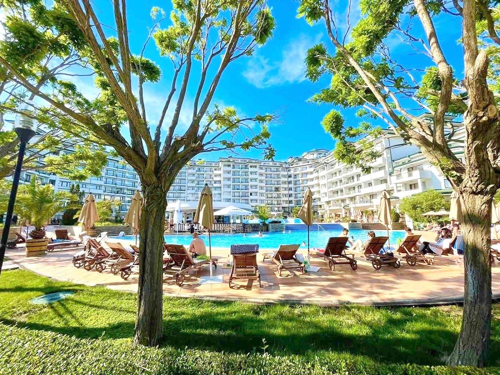 Mieszkanie dwupokojowe (z jedną sypialnią) w pierwszej linii morza w Ravda – luksus, natura i widok na basen