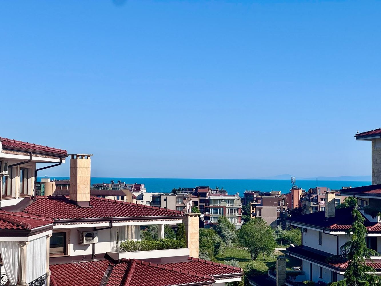 Przestronny trzypokojowy apartament z panoramicznym widokiem na morze w prestiżowym kompleksie w Nesebyrze – komfort, przestrzeń i imponujące widoki