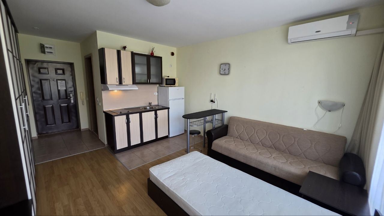 Praktyczne i przytulne studio w Słonecznym Brzegu – komfort i spokój z widokiem na basen