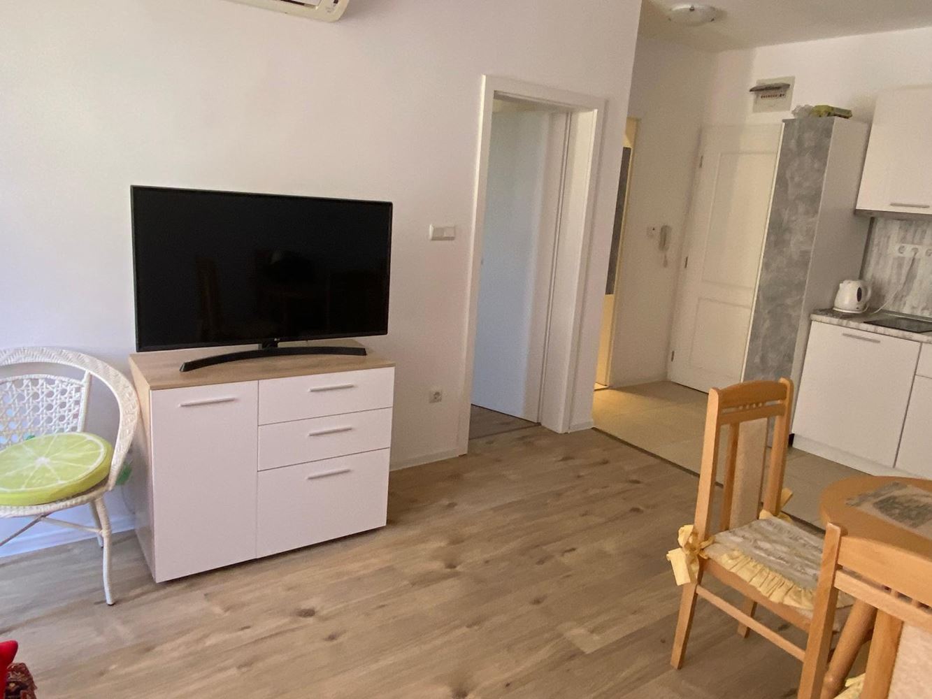 Mieszkanie z jedną sypialnią w Pomorie – umeblowane, z ogrodem i doskonałą lokalizacją