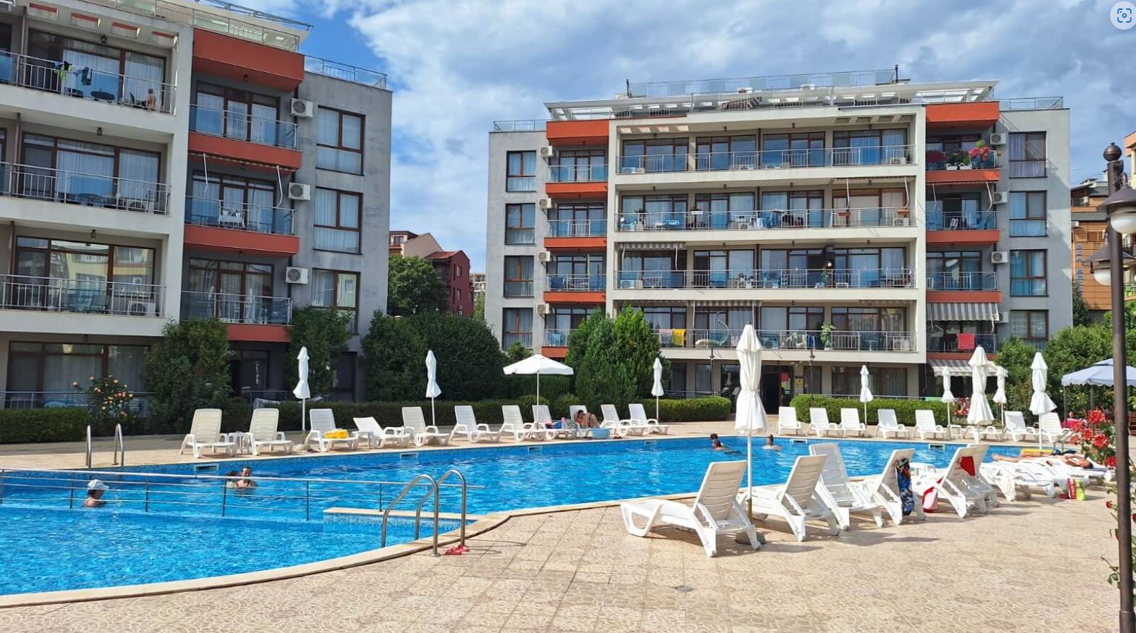 Apartament z jedną sypialnią na pierwszej linii brzegowej w Świętym Własie – przytulna nieruchomość z widokiem na basen i morze