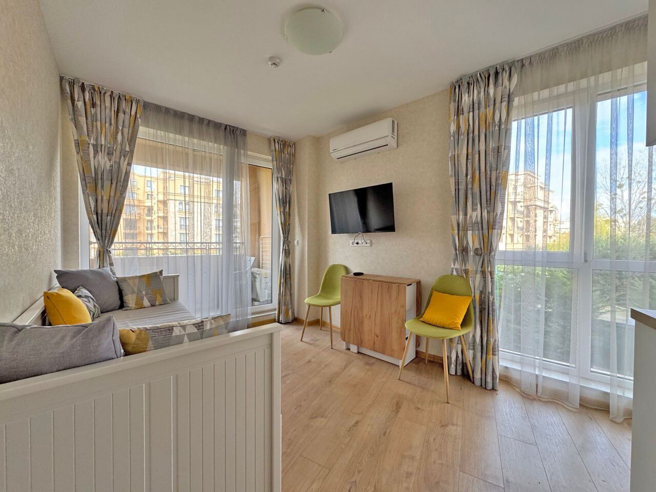 Jasne studio w luksusowym kompleksie – wspaniały komfort przy basenie