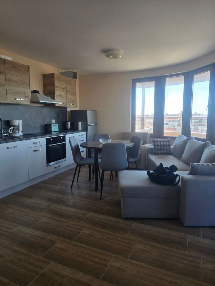 Przestronny apartament z dwiema sypialniami i częściowym widokiem na morze – doskonała lokalizacja blisko centrum i plaży