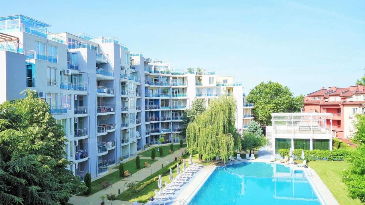 Apartament z dwiema sypialniami na pierwszej linii brzegowej w Rawdzie – panoramiczny widok na morze i prestiżowa lokalizacja