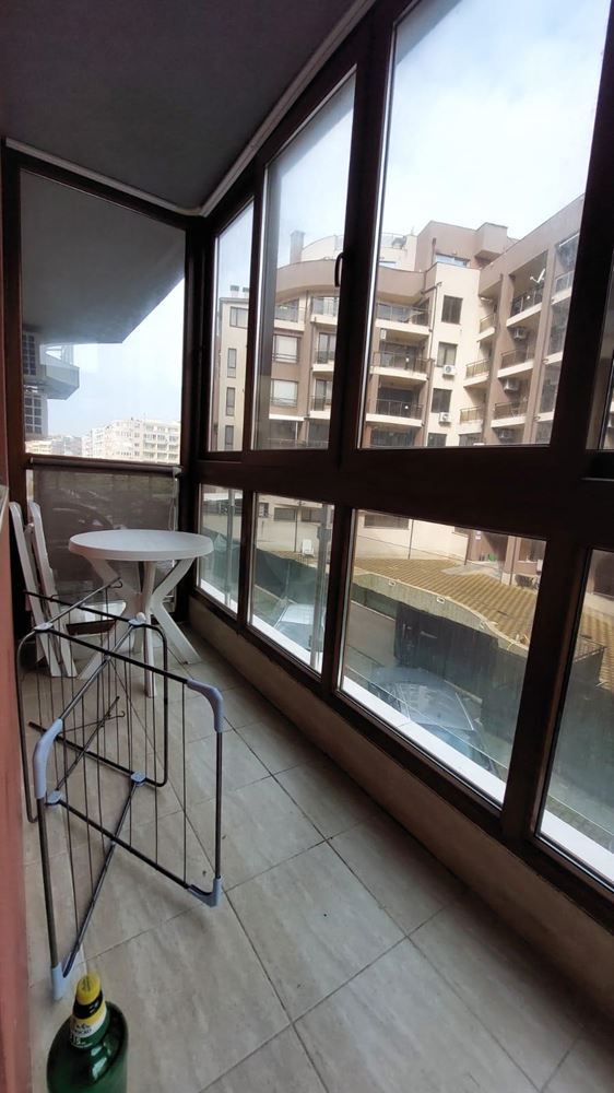 Umeblowane studio w Starym Mieście Pomorie – 100 m od morza, z dużym przeszklonym balkonem i doskonałą lokalizacją