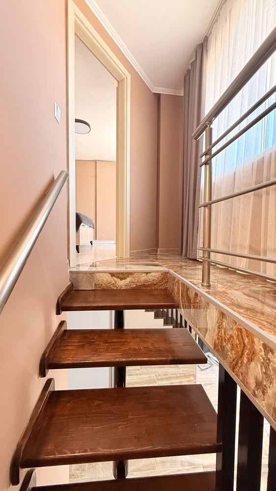 Luksusowy apartament dwupoziomowy z trzema sypialniami w sercu Słonecznego Brzegu – przestrzeń, styl i komfort na dwóch poziomach