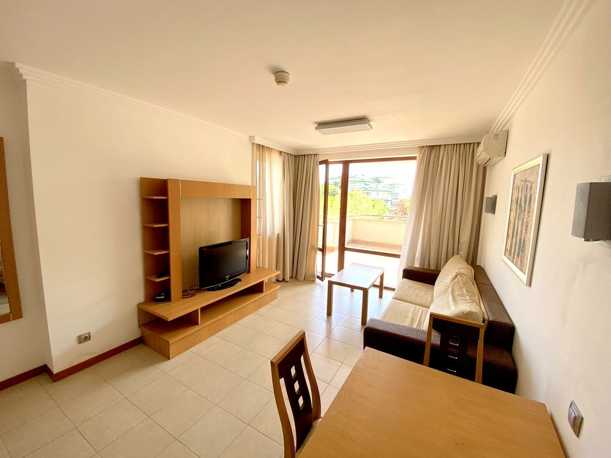 Mieszkanie dwupokojowe (z jedną sypialnią) w pierwszej linii morza w Ravda – luksus, natura i widok na basen