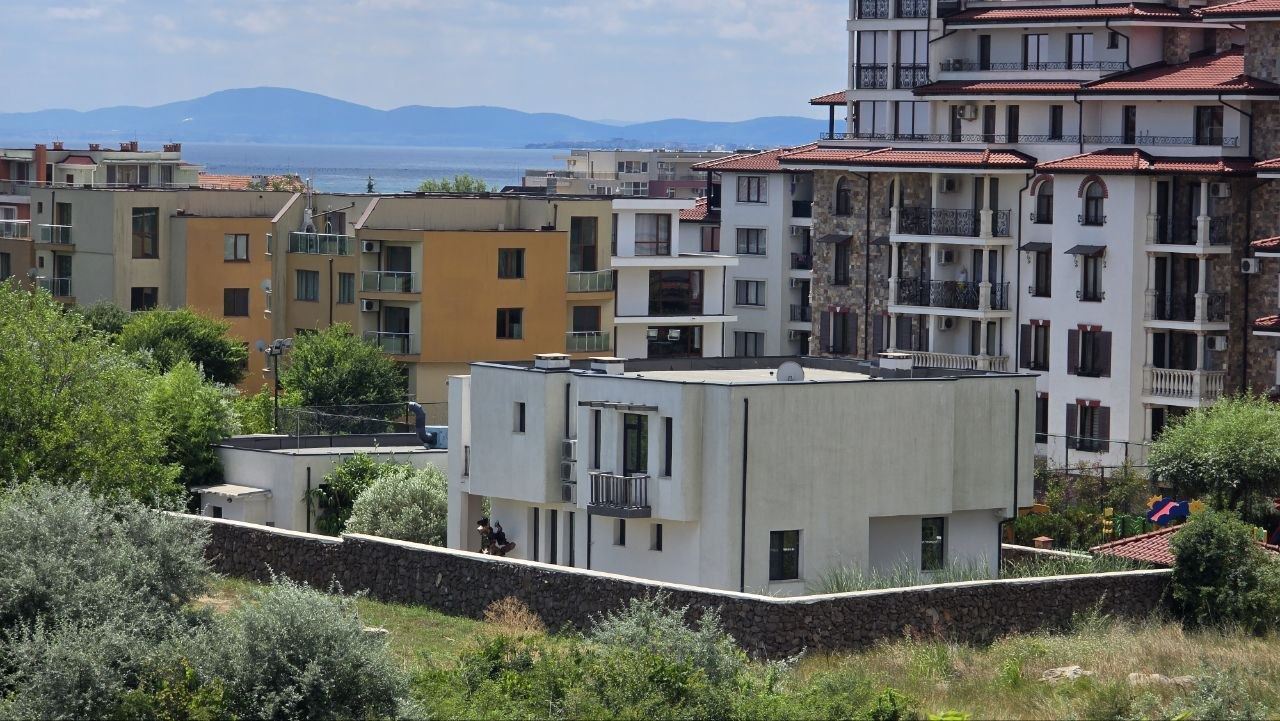 Przestronny apartament z dwiema sypialniami z częściowym widokiem na morze w prestiżowym kompleksie w Nesebyrze – gotowy dla swoich nowych właścicieli