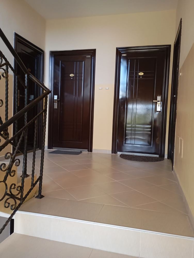  W pełni umeblowany dwupokojowy apartament 200 m od plaży w Rawdzie – cisza, zieleń i komfort w małym kompleksie