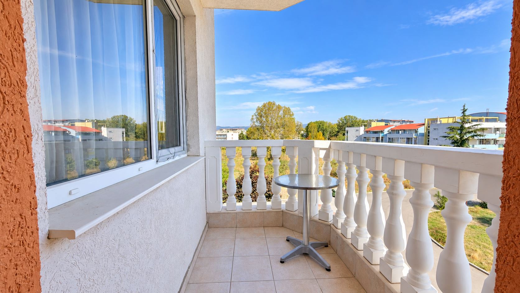 Przytulny, niewielki apartament z jedną sypialnią w kompleksie z basenem i całodobową ochroną