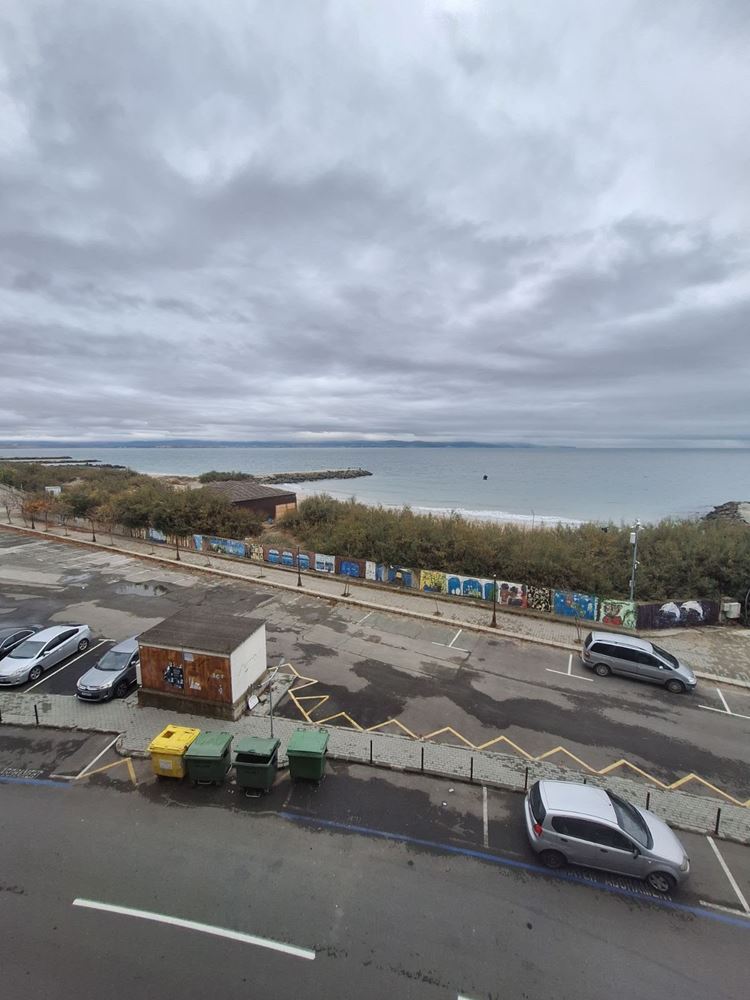 Mieszkanie dwupokojowe w pierwszej linii brzegowej z panoramicznym widokiem na morze i przestronnym tarasem