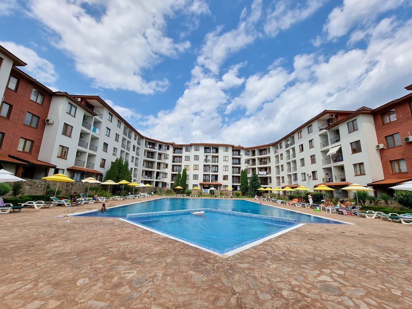 Apartament z dwiema sypialniami i widokiem na basen w Nesebyrze – przestrzeń, komfort i doskonała lokalizacja zaledwie 300 metrów od morza