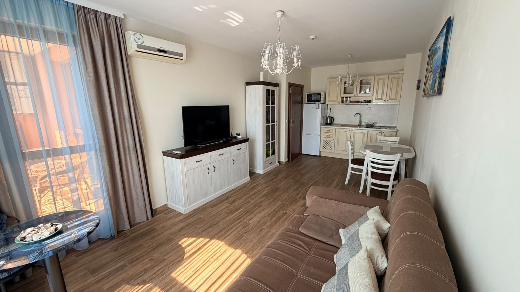 Dwupokojowy apartament z panoramicznym widokiem, o krok od morza w Rawdzie