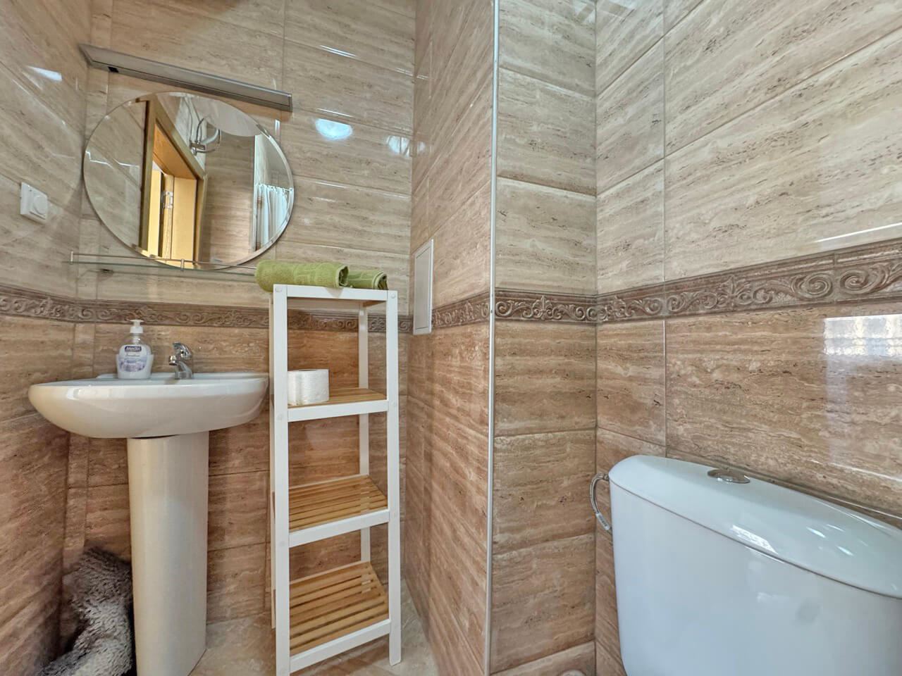 Jasne studio w luksusowym kompleksie – wspaniały komfort przy basenie