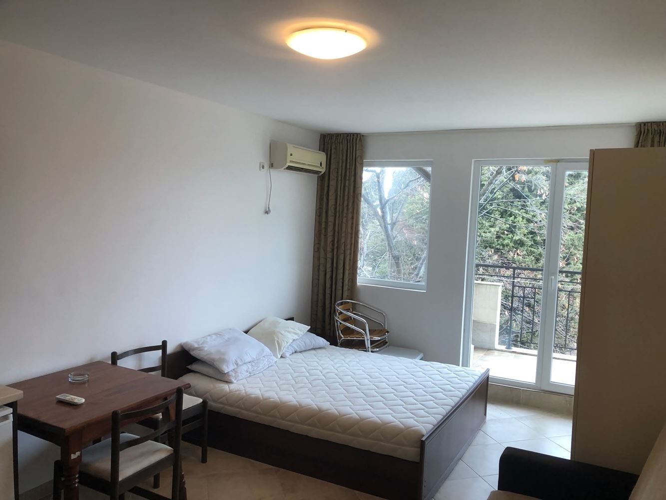 Meble studio w Ravadzie, zaledwie kilka kroków od południowej plaży – bez opłat eksploatacyjnych!