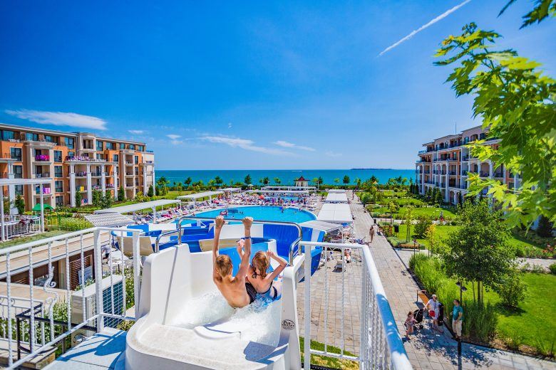 Studio w pierwszej linii brzegowej z widokiem na morze w luksusowym kompleksie – w pełni umeblowane i gotowe do użytku