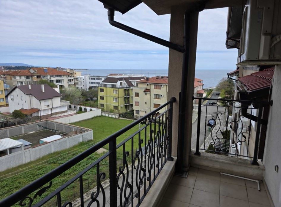 Przestronny apartament z dwiema sypialniami i widokiem na morze w Rawdzie
