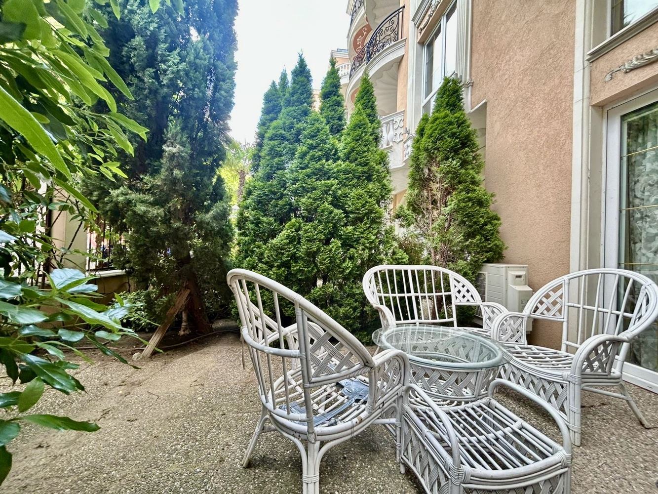 Luksusowy maisonette z ogrodem w elitarnym kompleksie – komfort i relaks blisko morza